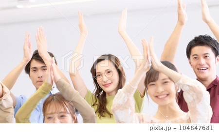 笑顔で手拍子をする若い男女 セミナー オフ会 イメージ 笑顔で手拍子をする若い男女 セミナー オフ会 イメージ 104847681