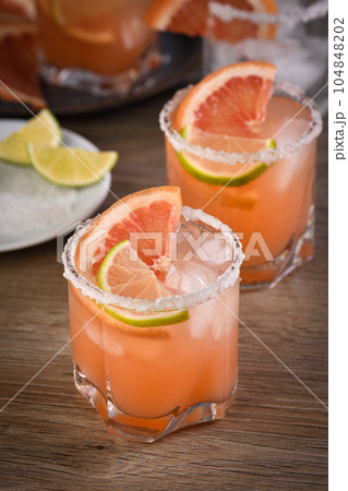 Cocktail pink Paloma Cocktail pink Paloma 104848202