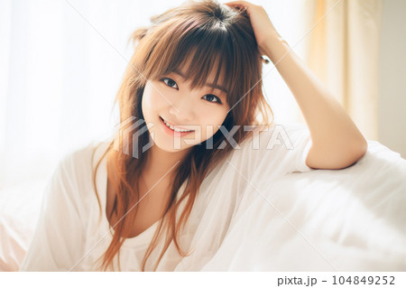 室内で微笑む女性（AI生成） 104849252