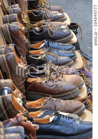 並べられた革靴　リサイクルショップ　中古 104849777