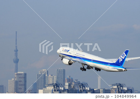 東京を背景に離陸、上昇する旅客機　東京スカイツリーを背景に離陸するANA機 104849964