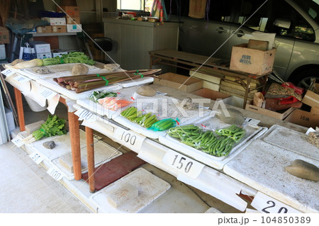 農家の庭先直売所 生産直売 新鮮野菜 地産地消 旬の野菜 農家の庭先直売所 生産直売 新鮮野菜 地産地消 旬の野菜 104850389
