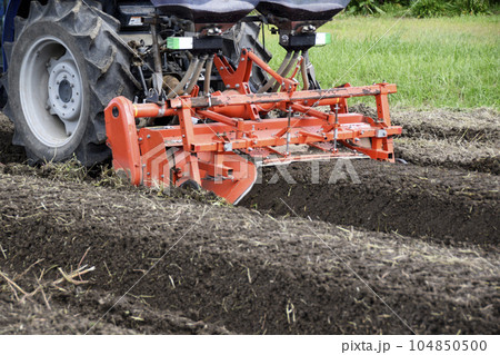 トラクターによる畝起こし作業 104850500