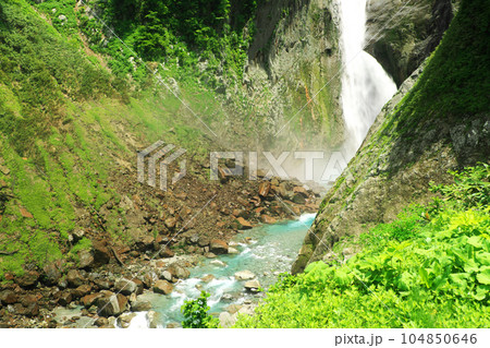 初夏の称名滝の滝壺舞い上がる水煙日本の滝百選 初夏の称名滝の滝壺舞い上がる水煙日本の滝百選 104850646