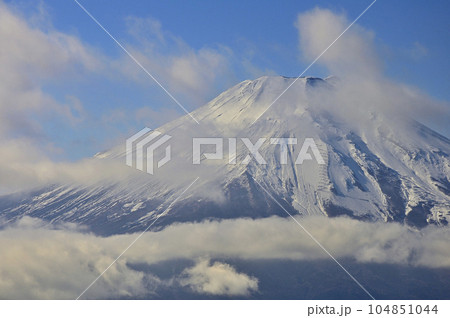 道志山塊の石割山より　雲纏う富士山 104851044