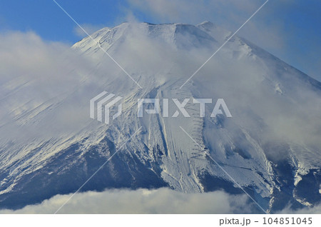 道志山塊の石割山より　雲纏う富士山 104851045