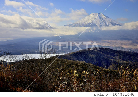 道志山塊の石割山山頂より望む富士山 104851046