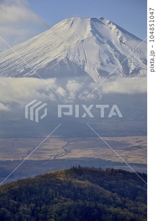 道志山塊の石割山山頂より望む富士山 道志山塊の石割山山頂より望む富士山 104851047