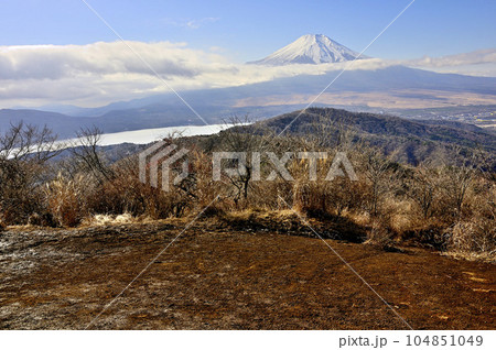 道志山塊の石割山山頂より望む富士山と山中湖 104851049