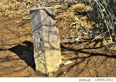 道志山塊の石割山山頂 三等三角点(中野村(七)) 道志山塊の石割山山頂 三等三角点(中野村(七)) 104851051