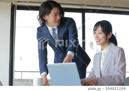 資料作成するビジネスウーマンに助言するビジネスマン_2 104851284