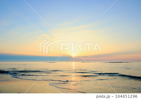 7月 河原子海岸の日の出 茨城県 7月 河原子海岸の日の出 茨城県 104851296
