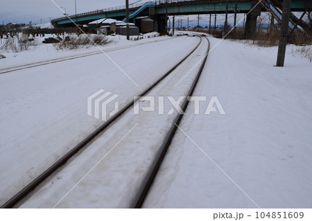 鉄道線路と雪景色 鉄道線路と雪景色 104851609