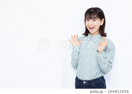 白い背景の前で笑顔でビックリしている30代の女性 白い背景の前で笑顔でビックリしている30代の女性 104852058