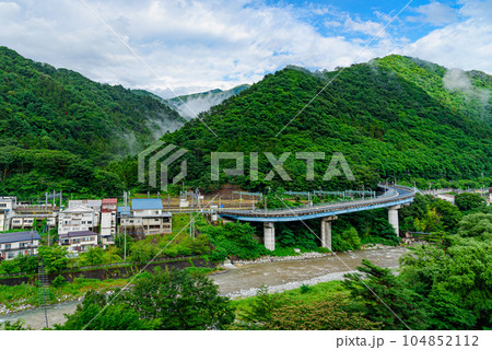 群馬県みなかみ町・夏の山と町並み(避暑地) 群馬県みなかみ町・夏の山と町並み(避暑地) 104852112