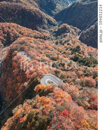 「栃木県」ドローンで日光の紅葉を空撮 104852214