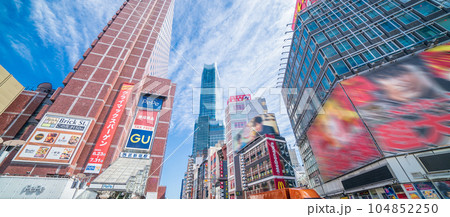 「東京都」西武新宿駅前通りから望む新宿ビル群 「東京都」西武新宿駅前通りから望む新宿ビル群 104852250