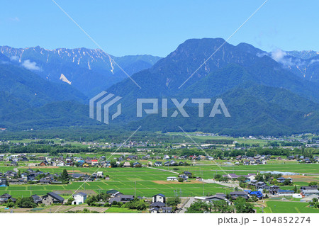 夏の安曇野 田園と北アルプス 夏の安曇野 田園と北アルプス 104852274