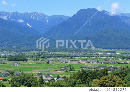 夏の安曇野　田園と北アルプス 104852275