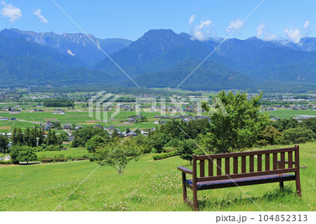 夏の安曇野 田園と北アルプス 夏の安曇野 田園と北アルプス 104852313