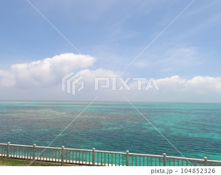 沖縄、海岸の風景 104852326