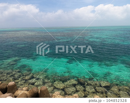 沖縄の海岸風景 104852328