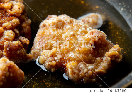 残った揚げ物(鶏唐揚げ)リメイク調理シーン。卵とじするためだし汁の入ったフライパンで煮る。 104852604