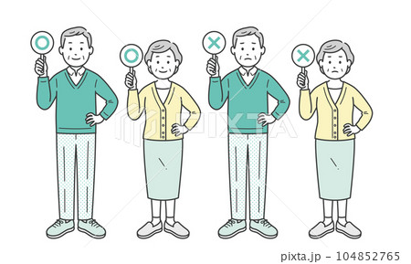 ⚪︎と×の札を上げる高齢者男女 ⚪︎と×の札を上げる高齢者男女 104852765