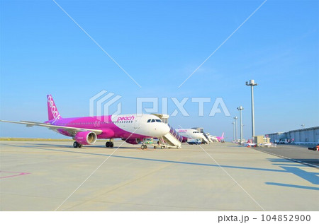 空港に停車中の飛行機機体 空港に停車中の飛行機機体 104852900