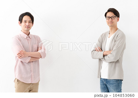 カジュアル男性2人組ポートレート 104853060