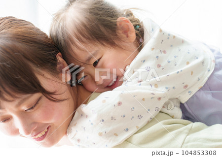女の子をおんぶするお母さん 女の子をおんぶするお母さん 104853308