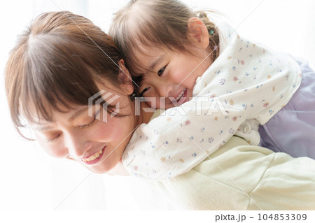 女の子をおんぶするお母さん 女の子をおんぶするお母さん 104853309