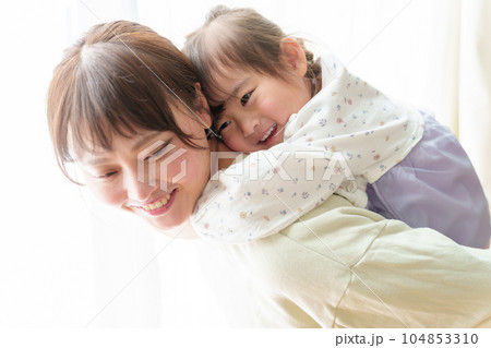 女の子をおんぶするお母さん 女の子をおんぶするお母さん 104853310