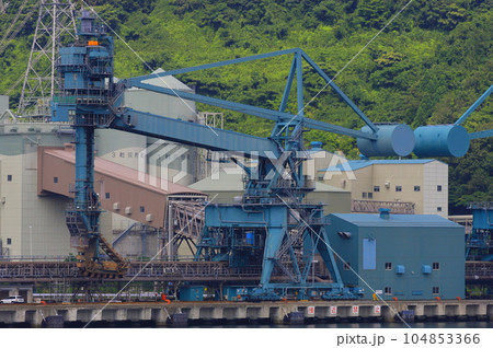 海上から見た、関西電力の舞鶴火力発電所・アンローダー拡大 海上から見た、関西電力の舞鶴火力発電所・アンローダー拡大 104853366