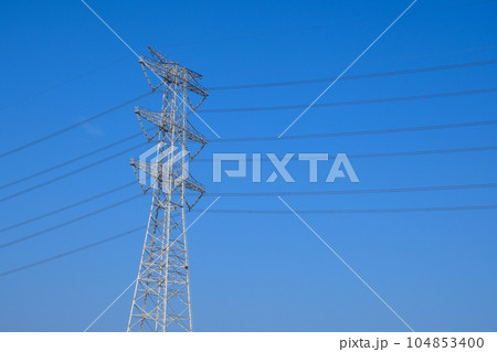 快晴の空と高圧線 快晴の空と高圧線 104853400