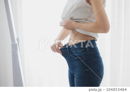 鏡でお腹をチェックする女性 104853464