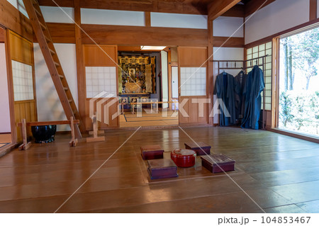 岐阜県海津市の木曽三川公園センター内にある輪中の農家の台所と上げ仏壇のある座敷 104853467
