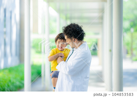 3歳の男の子を抱っこするドクター 104853583