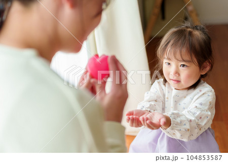 女の子にハートを渡すお母さん 104853587