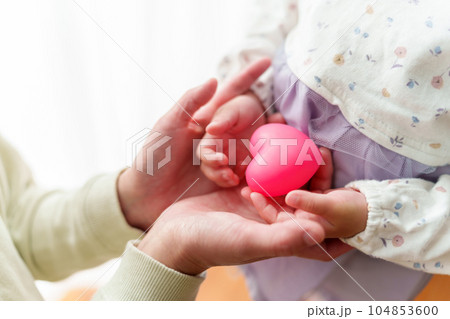 ハートを持つ親子の手元 104853600
