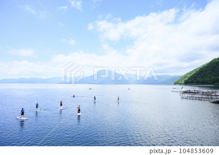 夏の支笏湖（サップボードを楽しむ人々） 104853609