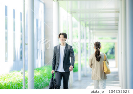 歩く　オフィス　通勤　 104853628