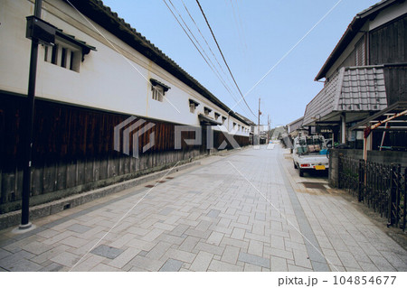 レトロな兵庫県赤穂市坂越のまちなみ　奥藤酒造 104854677