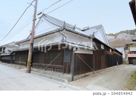 レトロな兵庫県赤穂市坂越のまちなみと桜 104854942