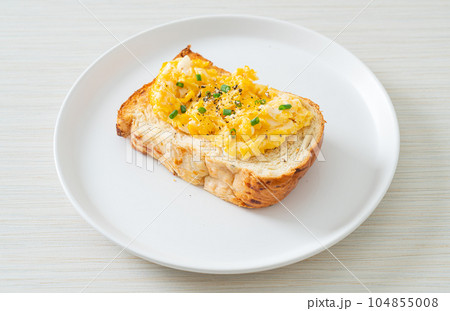 bread toast with scramble egg 104855008