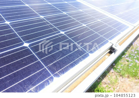 砂ぼこりで汚れた太陽光パネルのアップ ソーラーパネル 砂ぼこりで汚れた太陽光パネルのアップ ソーラーパネル 104855123