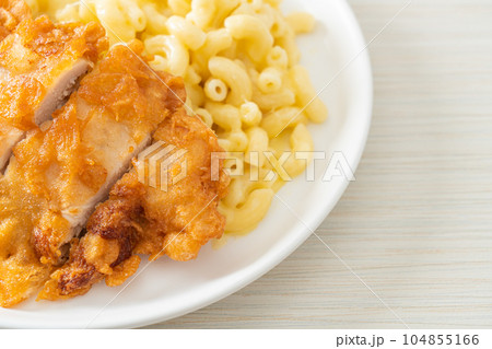 Mac and cheese with fried chicken Mac and cheese with fried chicken 104855166