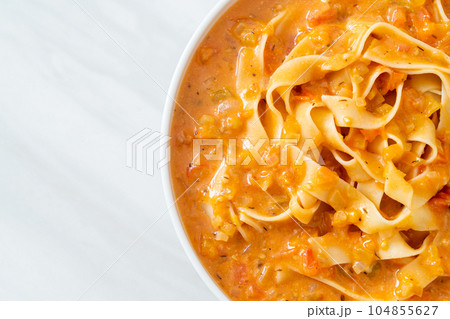 fettuccine pasta with creamy tomato sauce 104855627