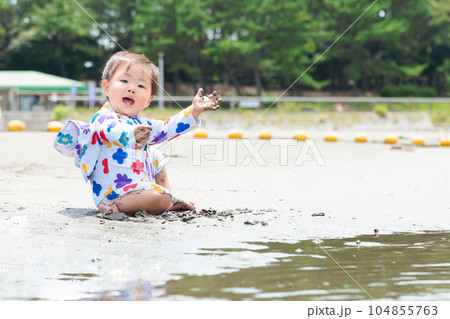 1歳の赤ちゃんの海デビュー　海水浴 104855763