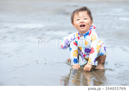 1歳の赤ちゃんの海デビュー　遠浅の海で海水浴 104855769